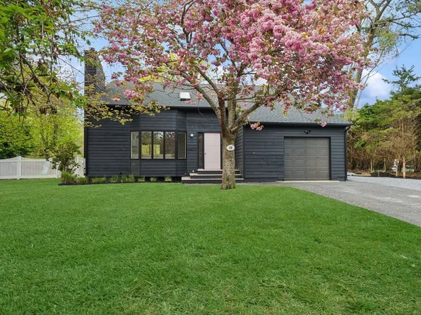 17 Ginny Ln, Hampton Bays, NY 11946