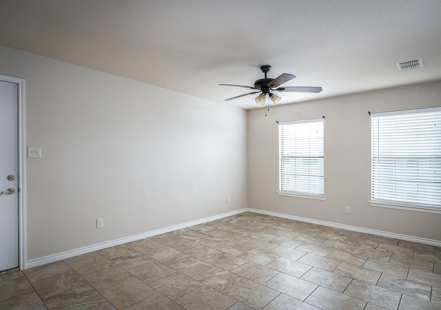 Kings Way 1305 — Photo 3