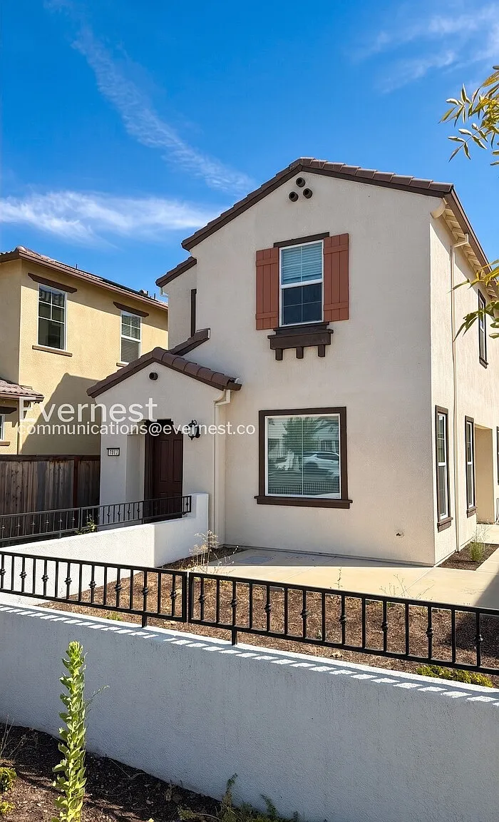 3 bed, 2.5 bath, 1408 sqft, $2,800 — Photo 2
