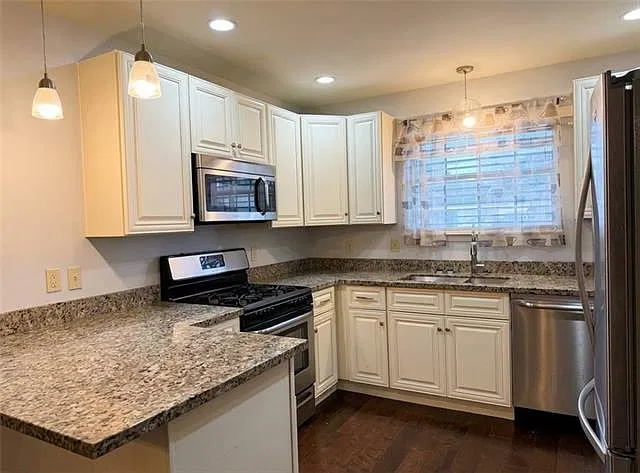 3 bed, 1.5 bath, 1213 sqft, $1,500 — Photo 2