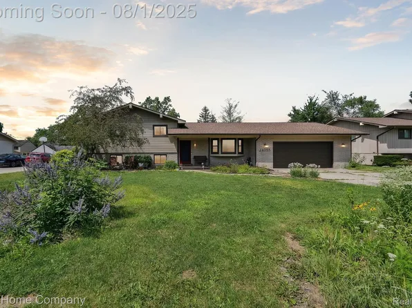 24055 Springbrook Dr, Farmington Hills, MI 48336