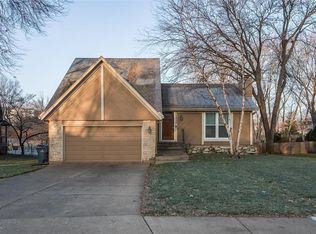 13952 S Summertree Ln, Olathe, KS 66062