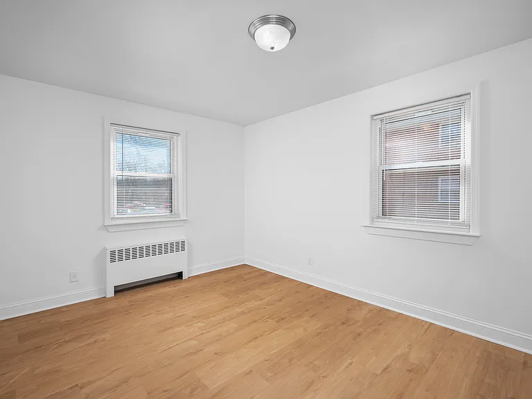 Crestwood Lake Apartments — Photo 65