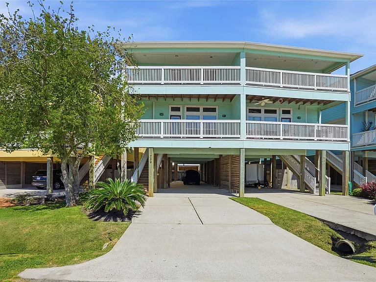 709 N Bayshore Dr — Photo 2
