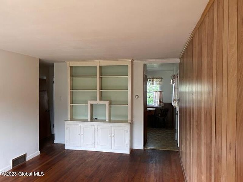 5th image of 109 Fenwick Ave Avenue