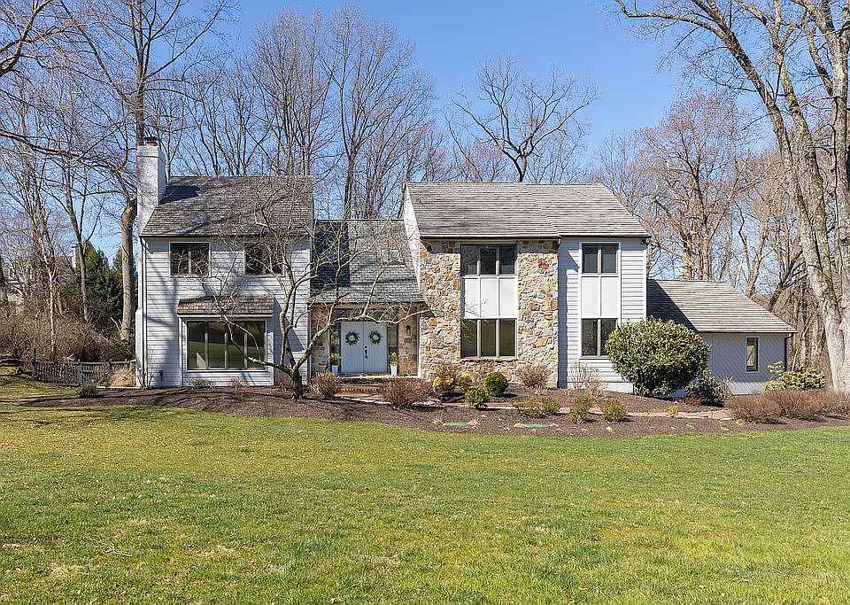 5 BR, 2.5 Bath | $915,000
