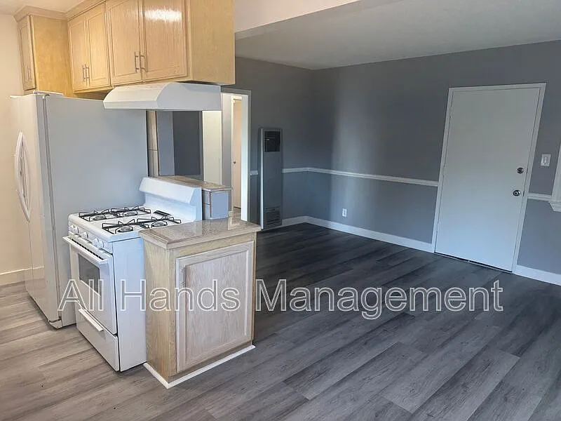 231 Loma Ave #14