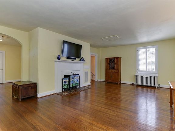 3rd image of 1922 Edgewood Ave