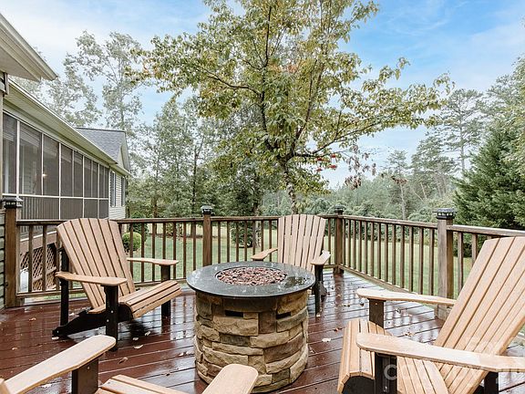 5th image of 110 Mandy Ln