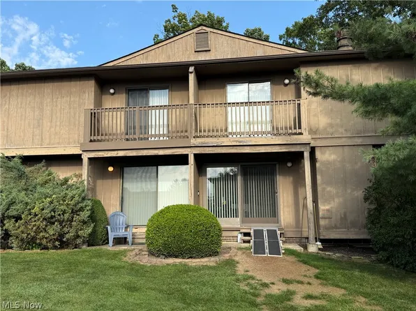 7569 Creekwood Dr #21D, North Royalton, OH 44133