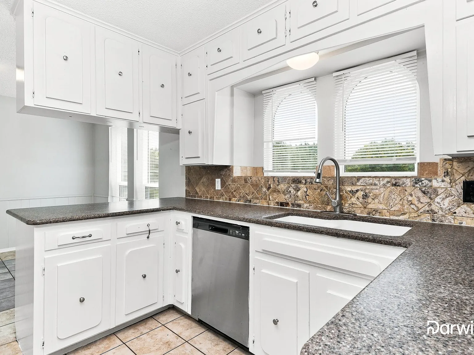 4 bed, 2.0 bath, 2454 sqft, $2,565 — Photo 4