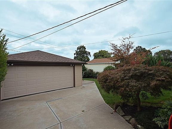 2nd image of 2984 Winthrop Dr
