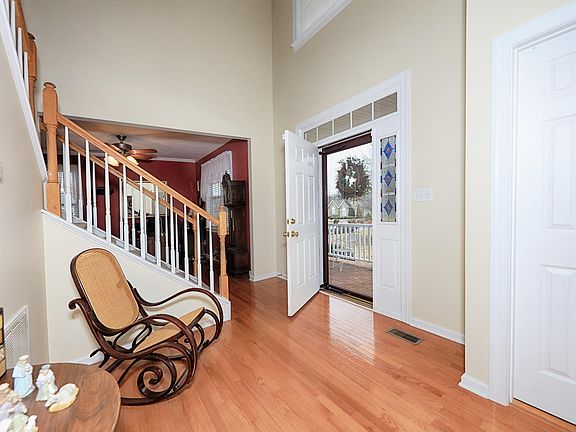 5th image of 126 Golden Oak Dr