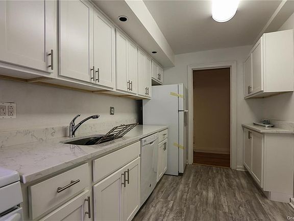 5th image of 150 E Hartsdale Ave APT Stf