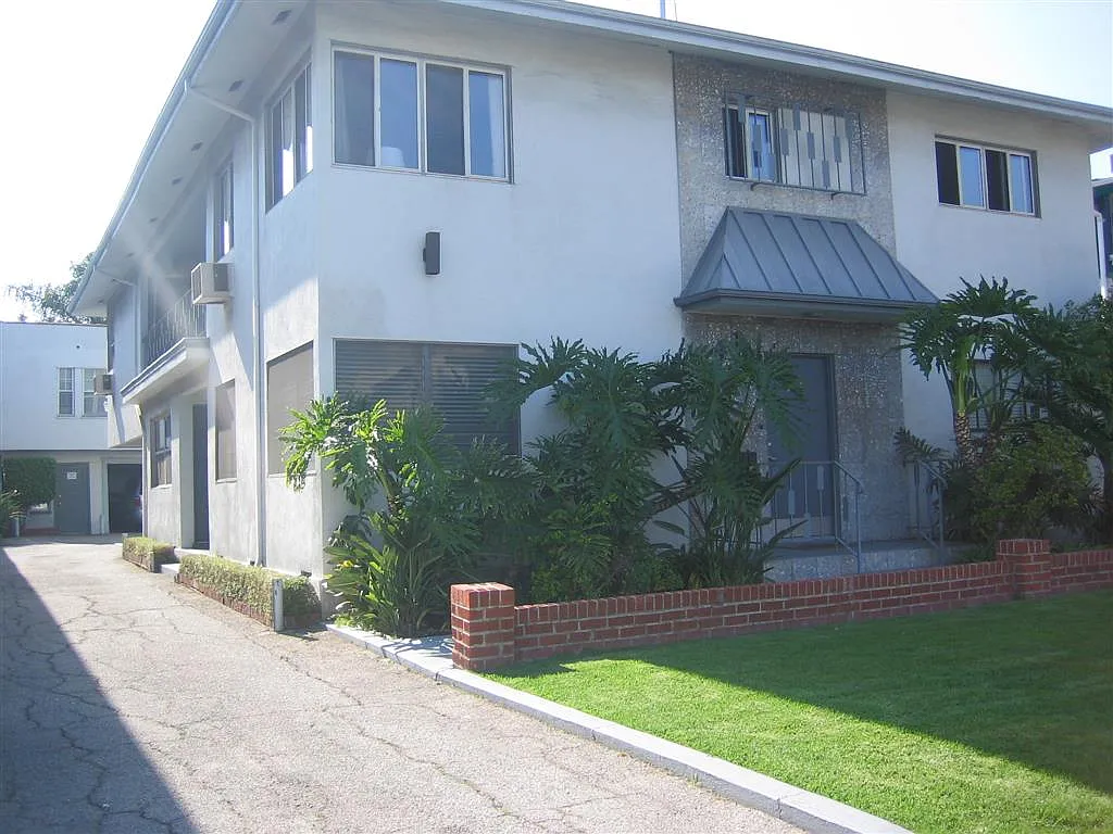 Lido Apartments - 141 N Hamilton Dr — Photo 3