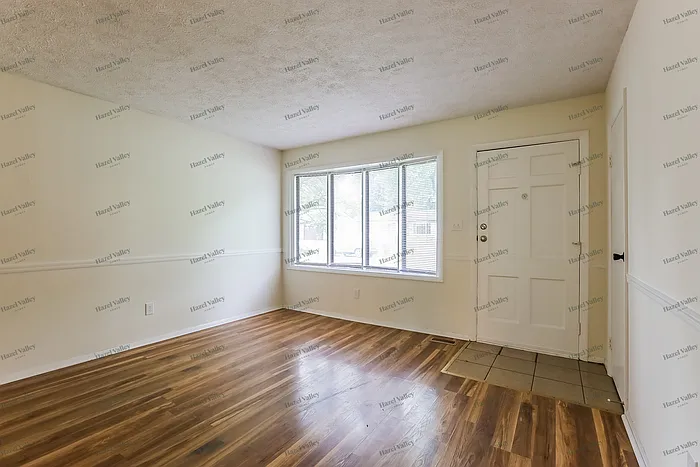 3 bed, 1.0 bath, 1527 sqft, $1,450 — Photo 3