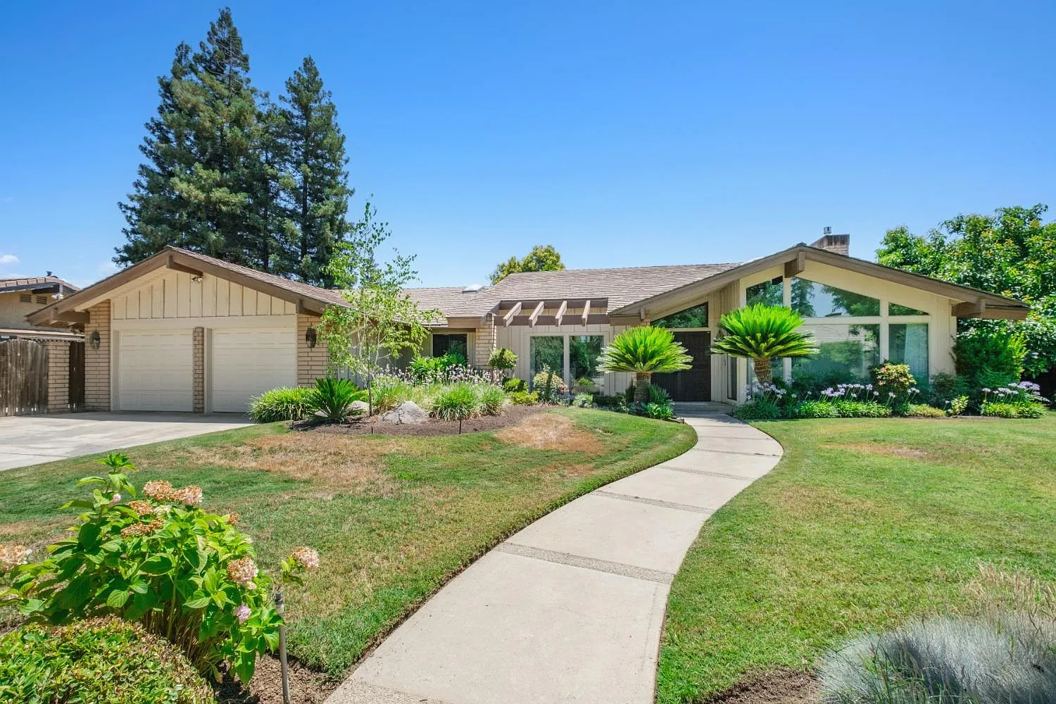 2623 W Sample Ave photo 1