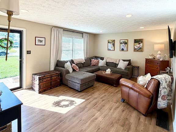 3rd image of 125 Oakmont Dr