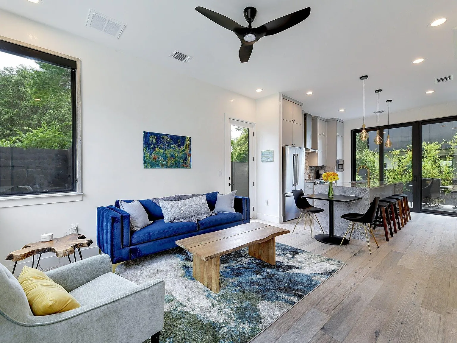 2 bed, 2.5 bath, 1100 sqft, $5,600 — Photo 2