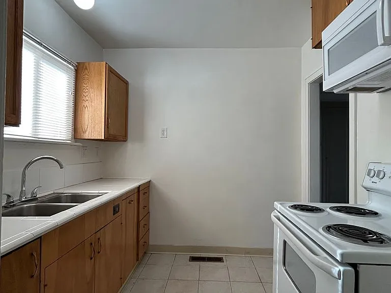 1305 Montgomery St — Photo 9