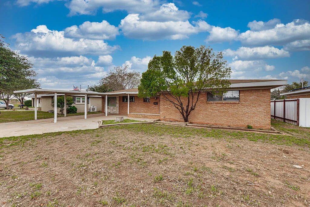 3 bed, 1.0 bath, 1373 sqft, $2,100 — Photo 1