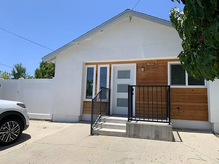 1422 N San Antonio Ave #B — Photo 2