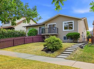 1387 E Berkley Dr NW, Calgary, AB T3K 1T5