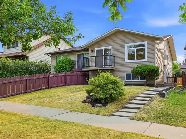1387 E Berkley Dr NW, Calgary, AB T3K 1T5