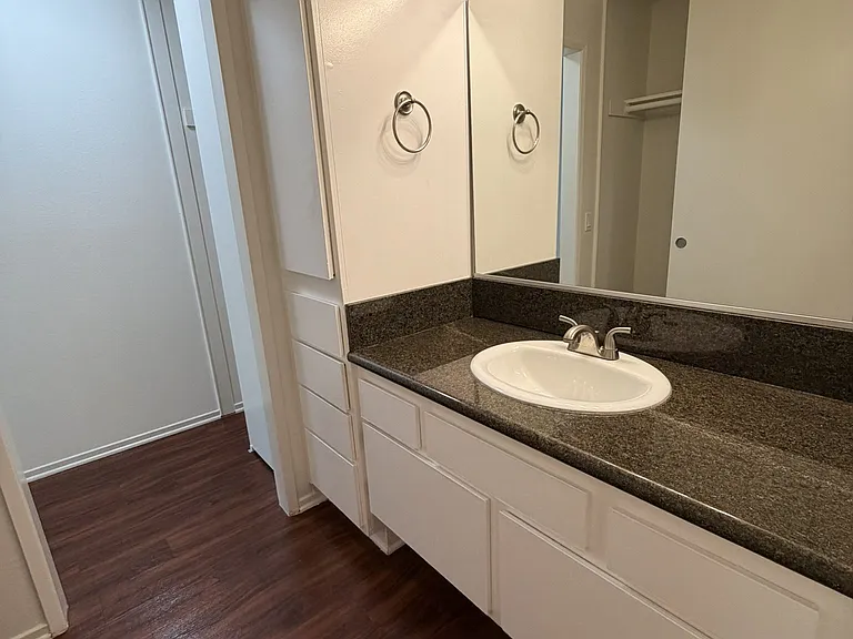 Concord Square Apartments — Photo 36