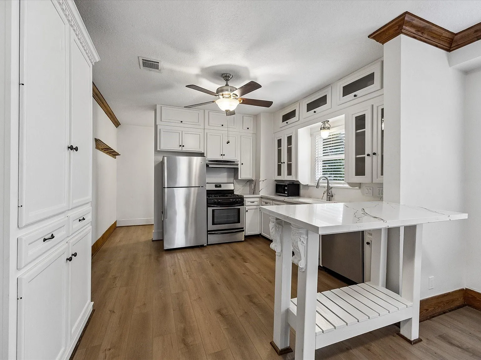 2 bed, 1.0 bath, 949 sqft, $2,200 — Photo 2