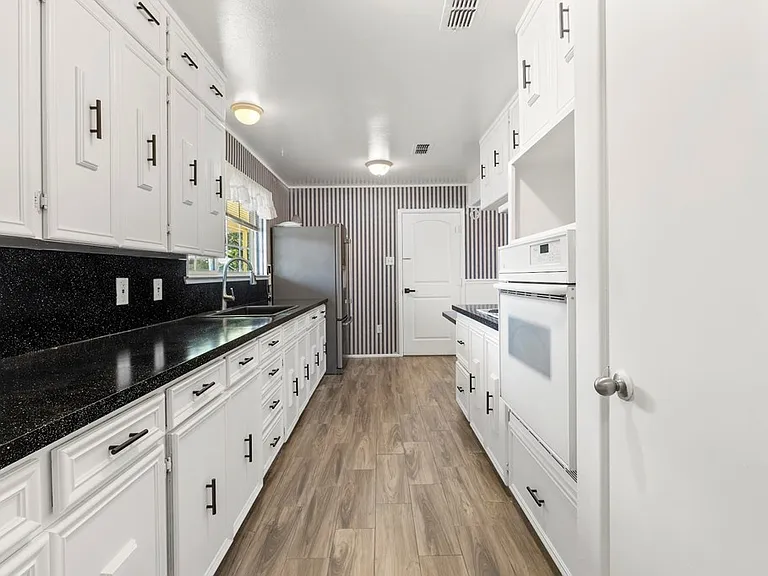 1418 E Crescent Dr — Photo 2