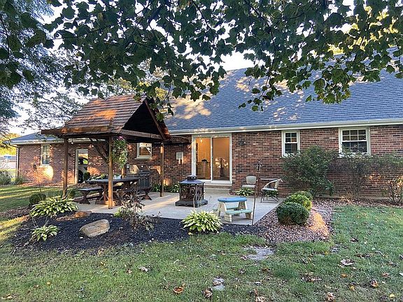 3rd image of 1323 Lammers Pike