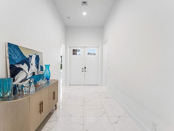 2nd image of 9256 Crestview Cir
