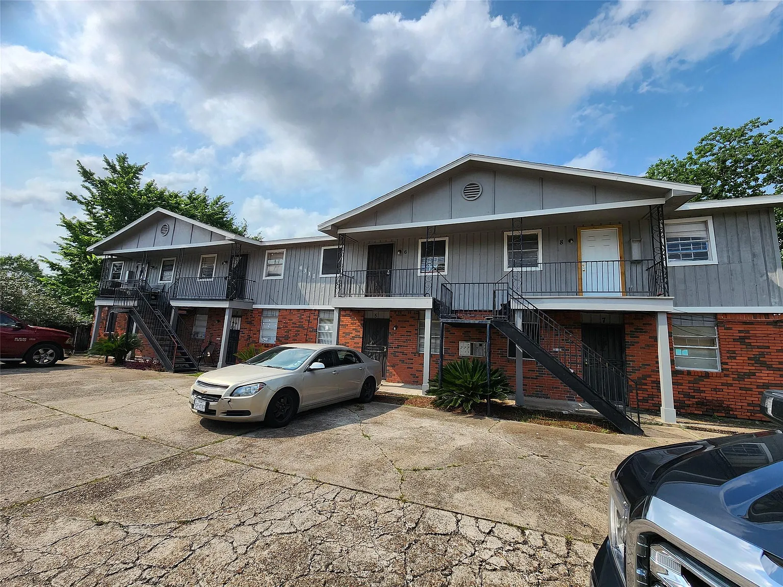 2 bed, 1.0 bath, 6188 sqft, $900 — Photo 1