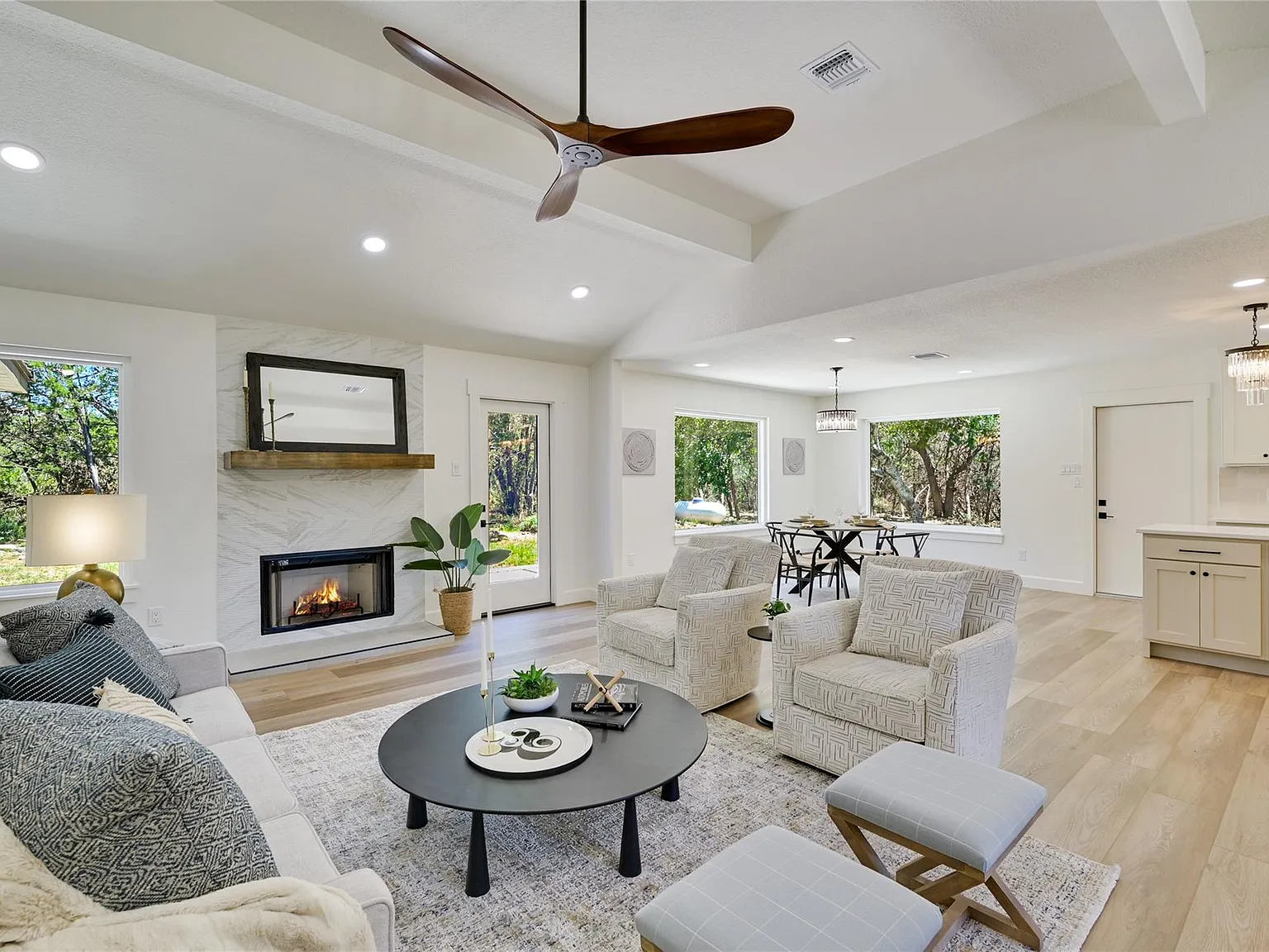 3 bed, 2.0 bath, 1804 sqft, $3,000 — Photo 2