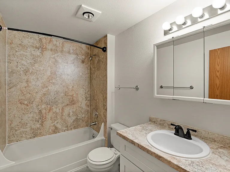 1 Bed 1 Bath - 600 Sq Ft 1 Bed 1 Bath - 600 Sq Ft