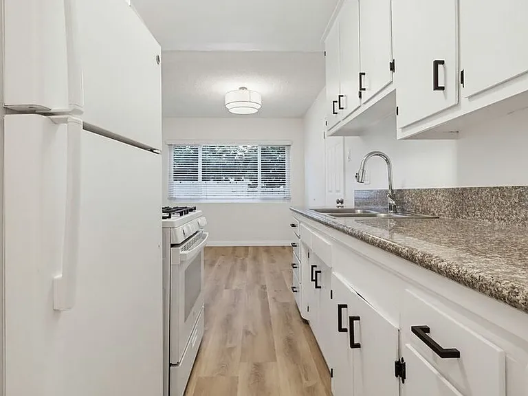 537 W Hyde Park Blvd — Photo 32