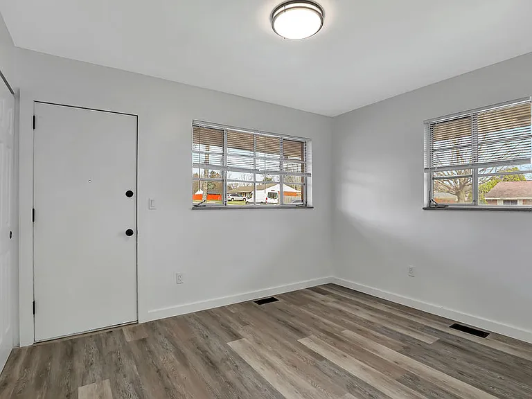 Newly Remodeled Spacious One Bedroom Apartments with Off Street Parking
Located in the Northmont City School District
Sewer,Water, and Trash Paid!
Call or text Direct for Showing