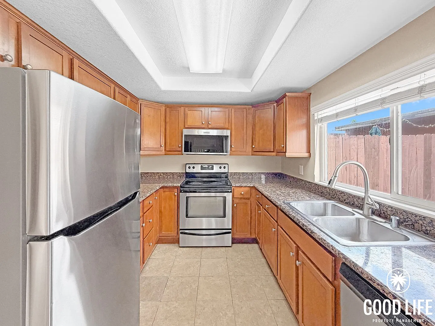 Sd: 3bd/1.5ba Townhome In Escondido W/ Private Patio, Balcony & Community Pool! — Photo 3