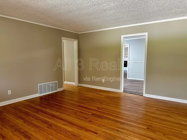 1009 Rosedale Dr — Photo 8