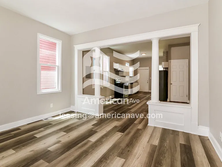 1084371_005_living_room_5.jpg
