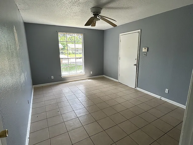 570 Sally Ann Dr — Photo 4