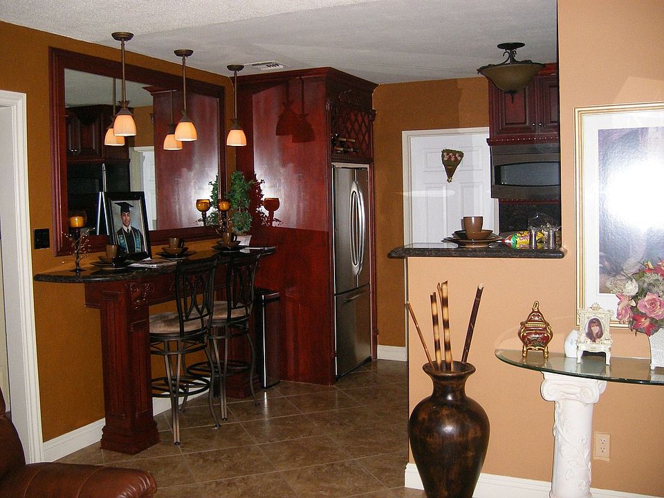 2nd image of 918 W Calora St