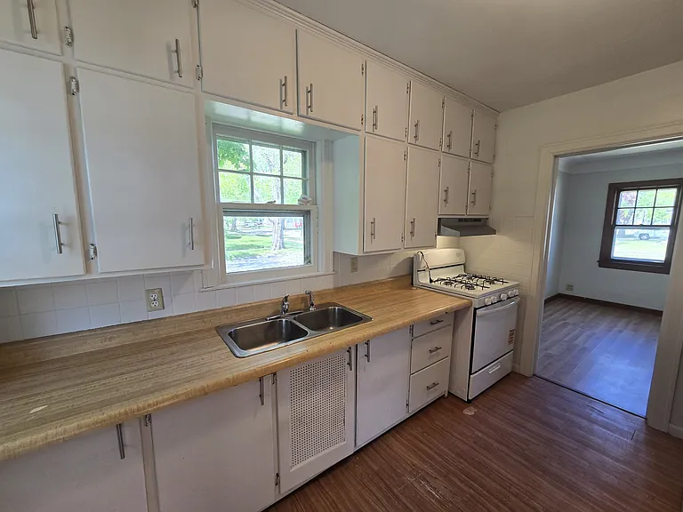 661 Dawson St — Photo 2