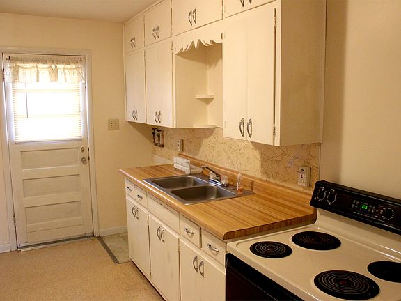 3rd image of 1020 N Pershing St