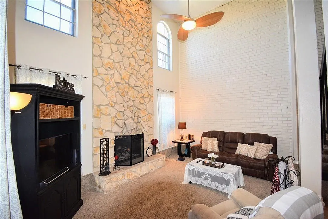 3 bed, 2.5 bath, 1831 sqft, $1,850 — Photo 1