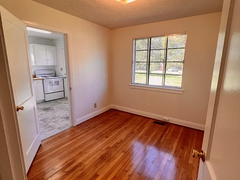 442 Elmhurst Rd — Photo 10