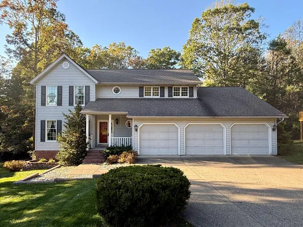 411 Wandering Ln, Beaver, WV 25813