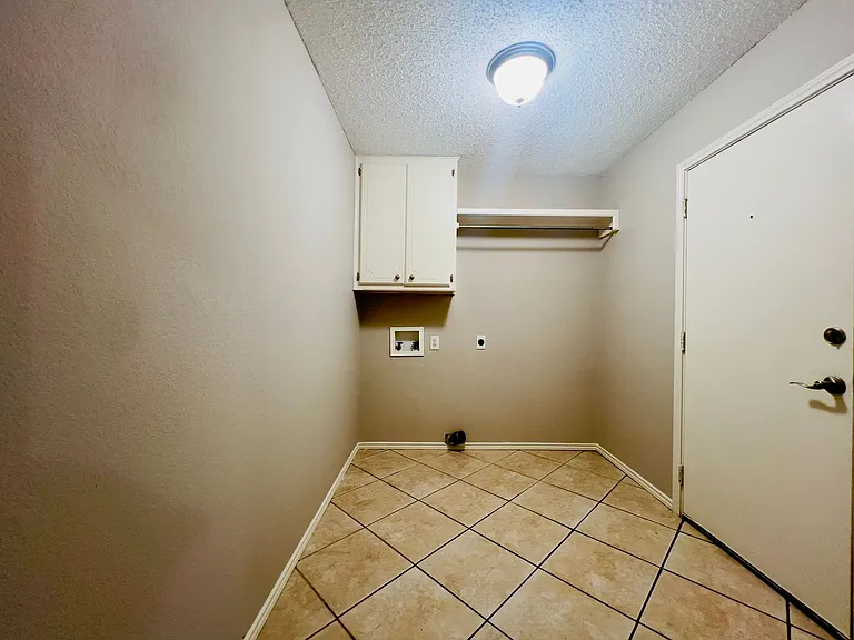 6904 Genoa Ave — Photo 18