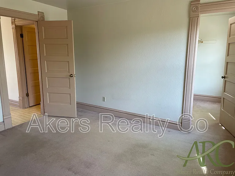 411 W 11th St #B — Photo 8
